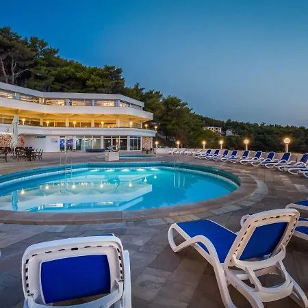 In Jelsa With A Shared Pool